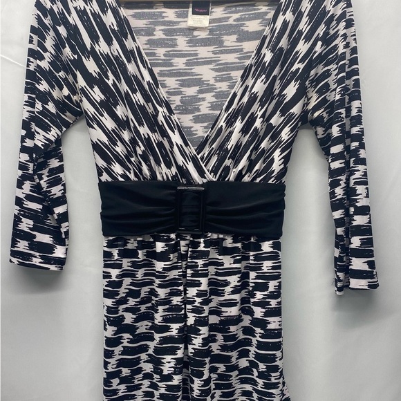 Y2K black/white top by Wrapper W Med. 3/4 SL ties in the back faux buckle 90’s - Picture 7 of 9